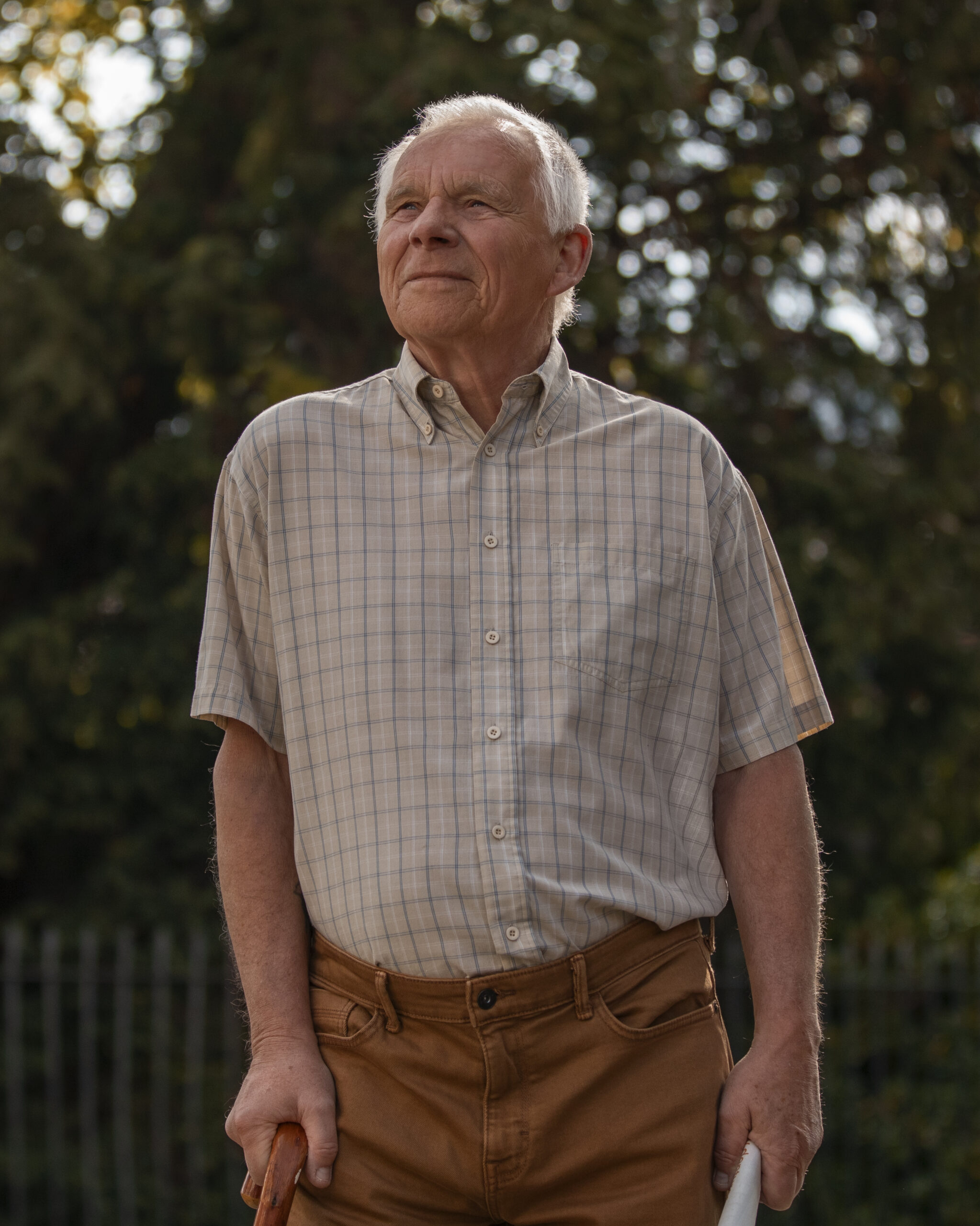 alter-mann-der-vorderansicht-der-einen-spaziergang-macht